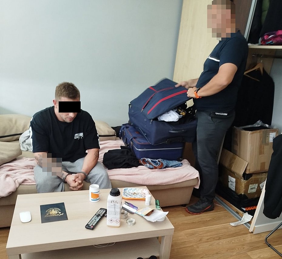 Akcja policji na Bielanach. W mieszkaniu 31-latka ujawniono amfetamin