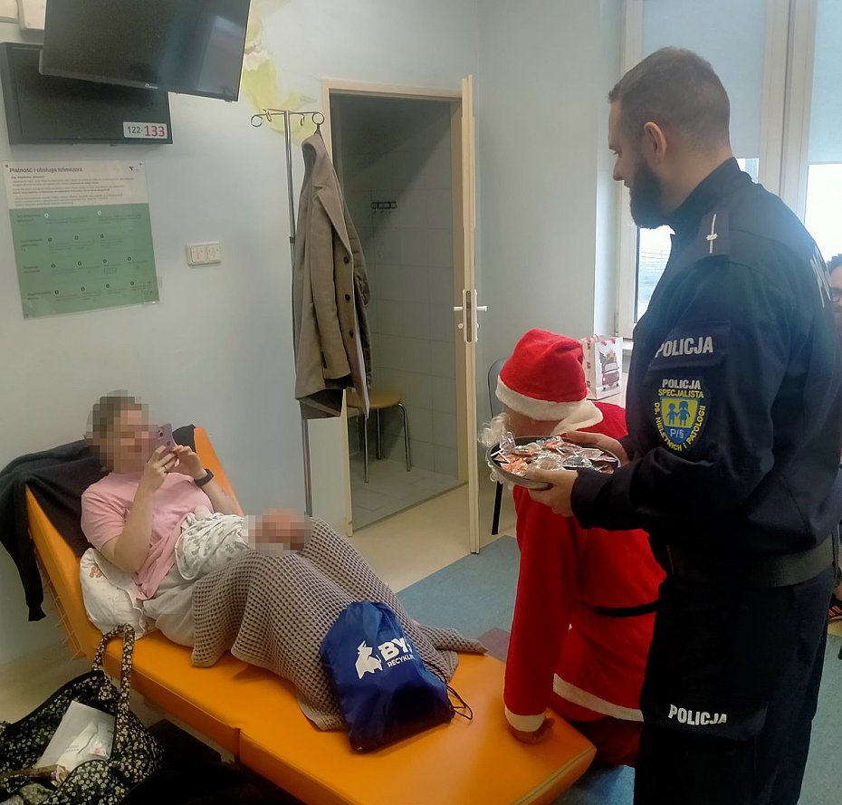 Policjanci z Bielan z miko�ajkowymi prezentami w szpitalu