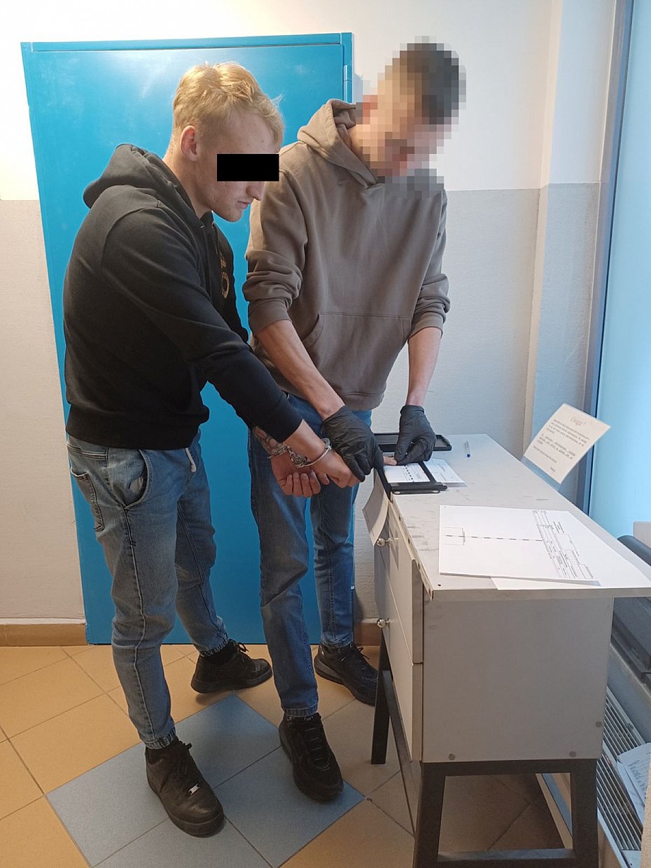 Udawa� funkcjonariusza i chcia� przej�� oszcz�dno�ci seniorki