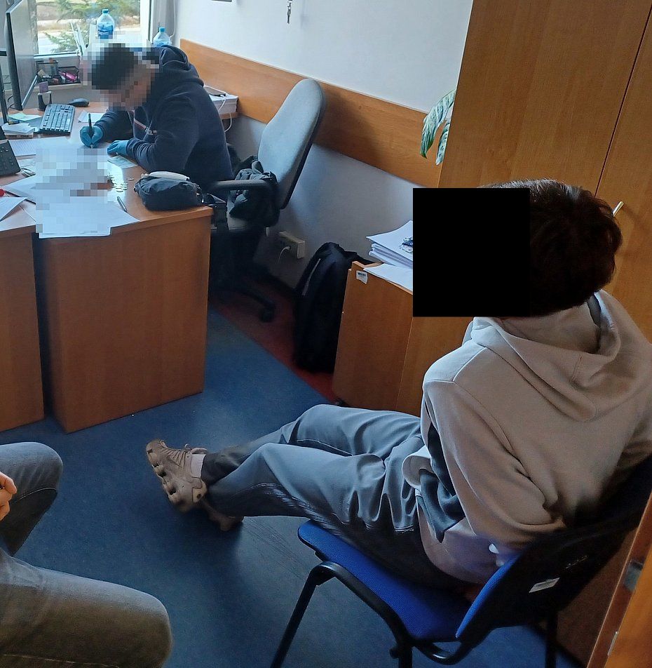 Czujny policjant zatrzyma� 19-latka. W tle karty i wyp�aty