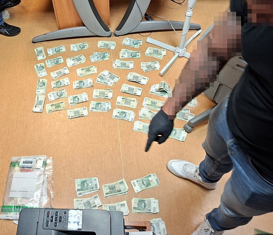 Policjanci zatrzymali 22-latka. W mieszkaniu znale�li narkotyki i ponad 132 tys. z�