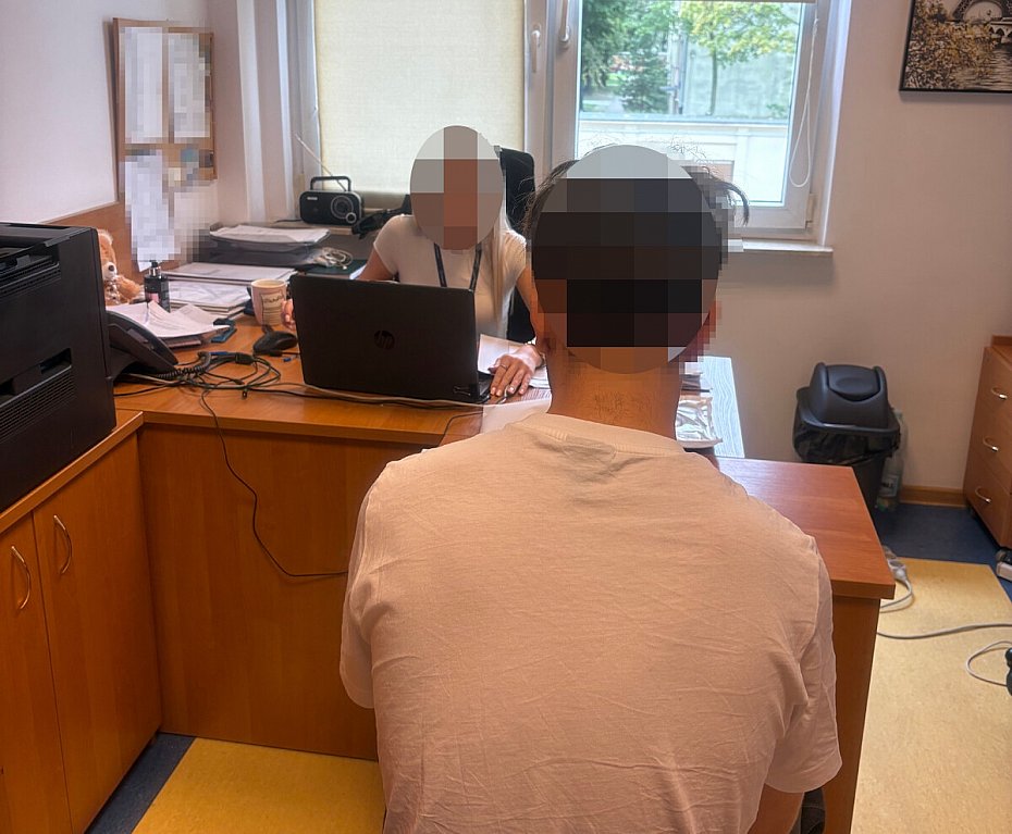 Atak na dostawc� na Bielanach. Dwaj 18-latkowie odpowiedz� za rozb�j