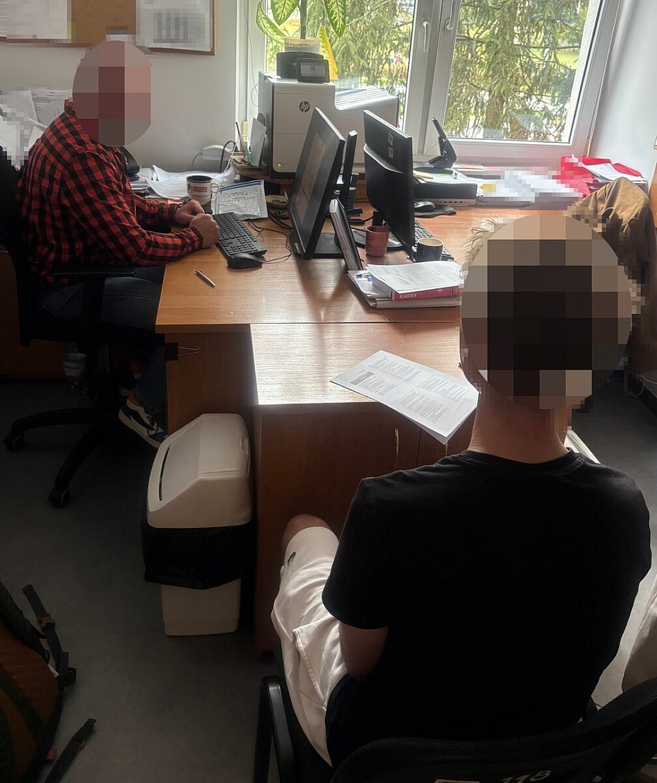 Atak na dostawc� na Bielanach. Dwaj 18-latkowie odpowiedz� za rozb�j