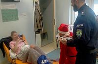 Policjanci z Bielan z mikołajkowymi prezentami w szpitalu