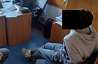 Czujny policjant zatrzymał 19-latka. W tle karty i wypłaty